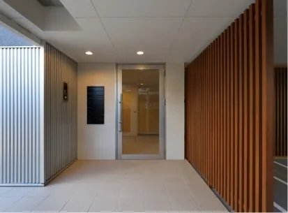 横浜市 / 戸数:13戸→8戸 / 築35年 / 550㎡ /工期:6ヶ月 / 賃貸マンション / 鉄骨造のデザイン事例写真