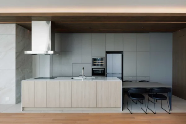 キッチンリフォーム事例_グレイッシュなモダンキッチン
