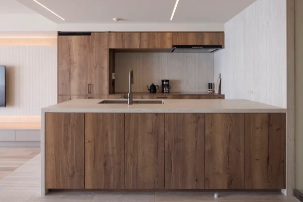 キッチンリフォーム事例_リラクシングな木目キッチン