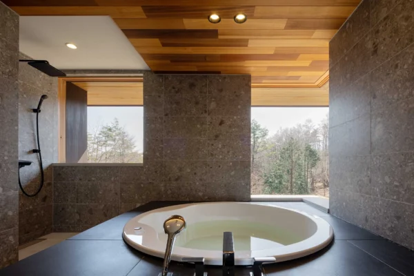 浴室（お風呂・ユニットバス）リフォーム事例：森の中のバスルーム