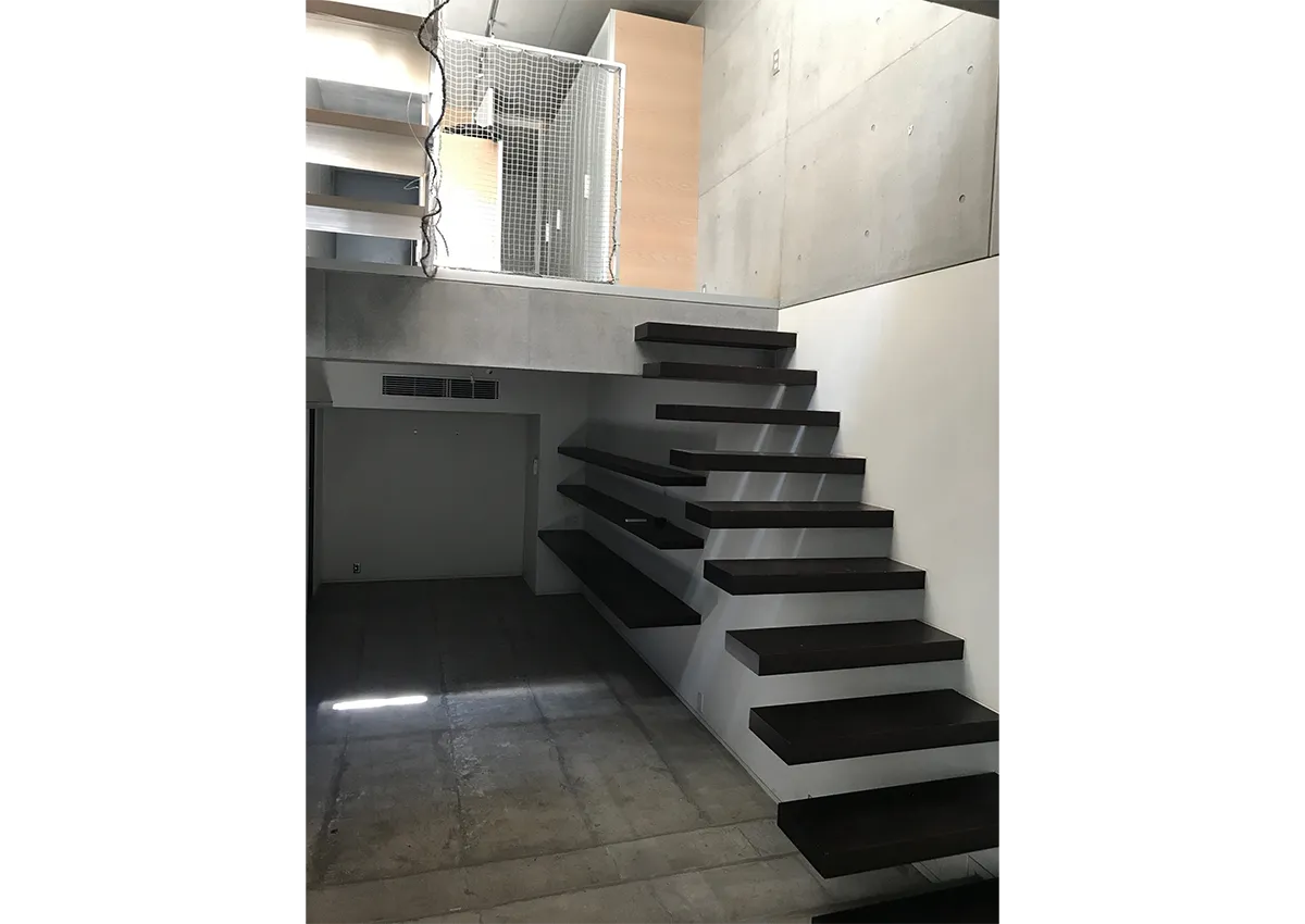 既存の構造を活かしながら打ち放しのRC住宅をデザインリフォーム（ビフォー）