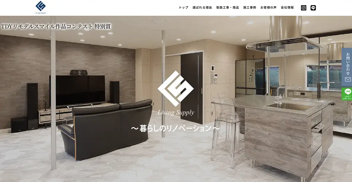 Open-plan living room and kitchen showroom with grey stone walls, marble-like floor, black leather sofa, and a central island; logo overlay in the center.