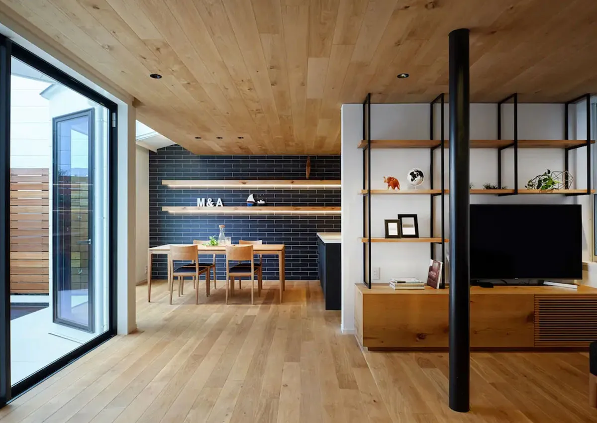 ダイニングとの一体感を高めるL字型キッチンとFIX窓で開放的な空間に