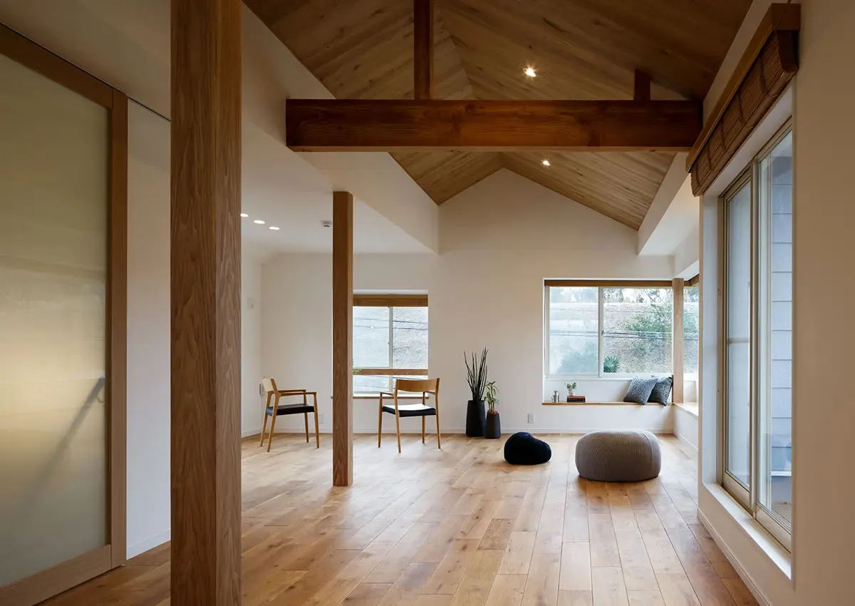 和室を取り込みつつ階段と壁を移動して大空間を実現