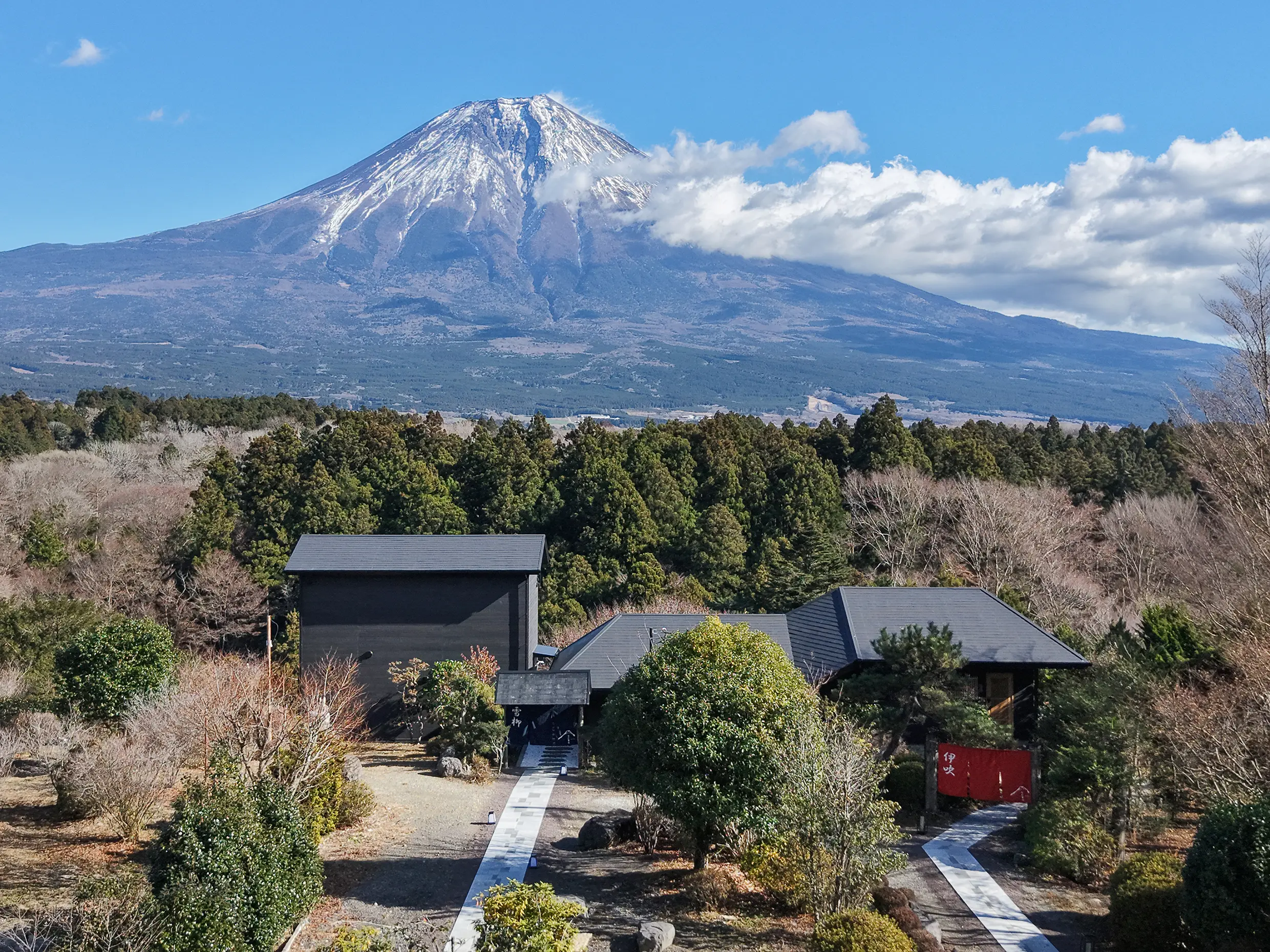 富士山をフレーミングする、和モダンの別荘